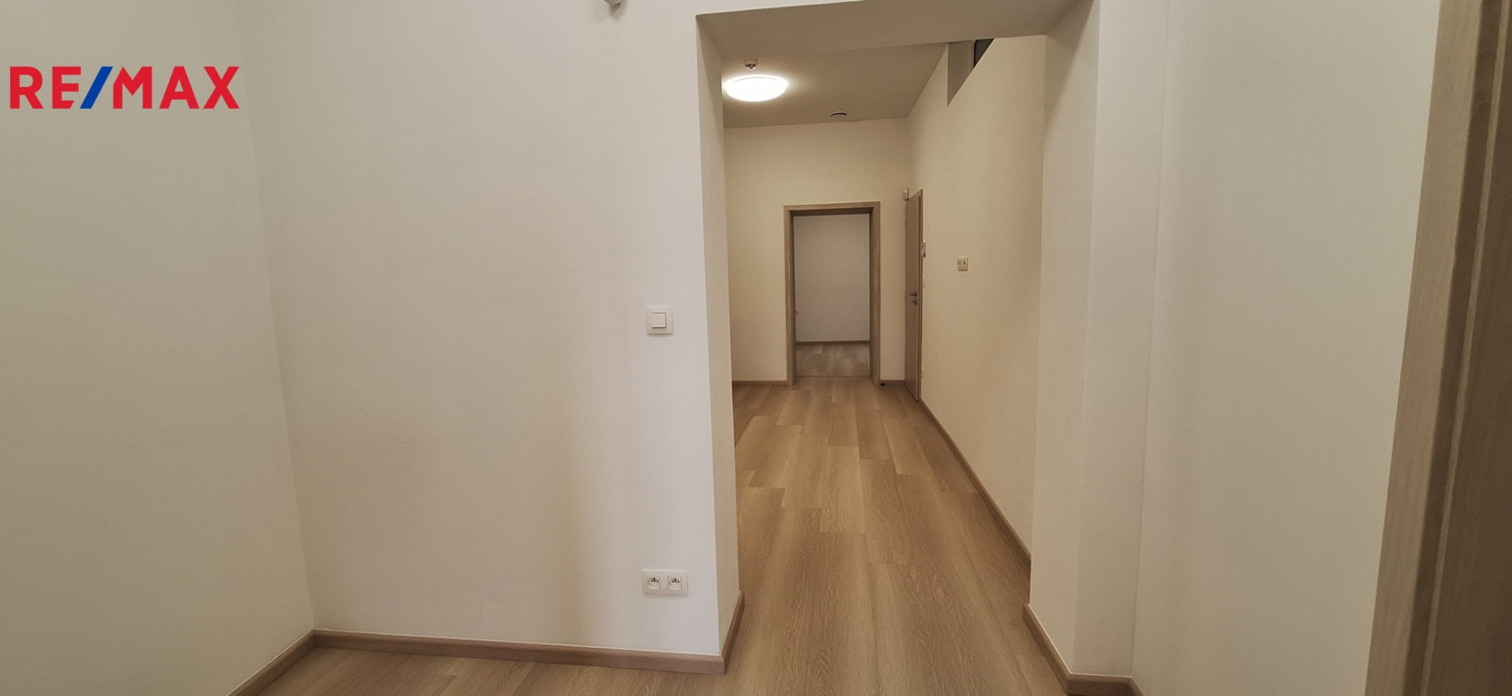 Prostor mezi kuchyní a obývacím pokojem