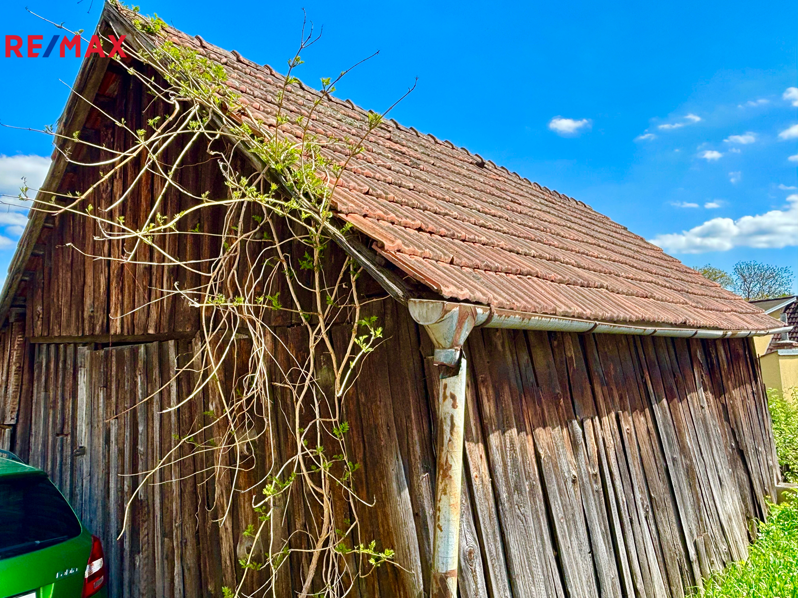 Zemědělská budova naproti domu