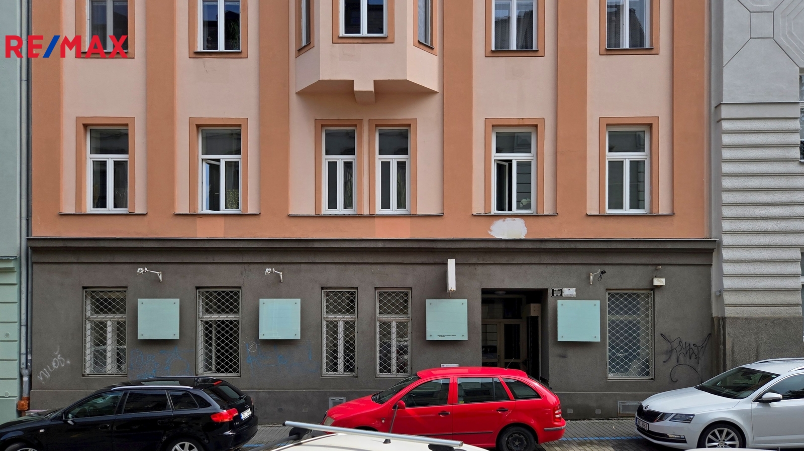 Čelní pohled na dům s provozovnou v přízemí