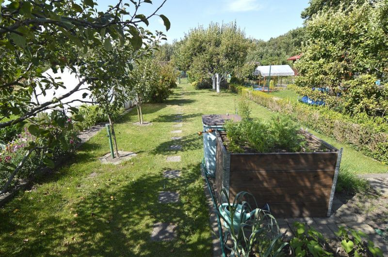 Udržovaná zahrada se zahradním domkem v Týništi na