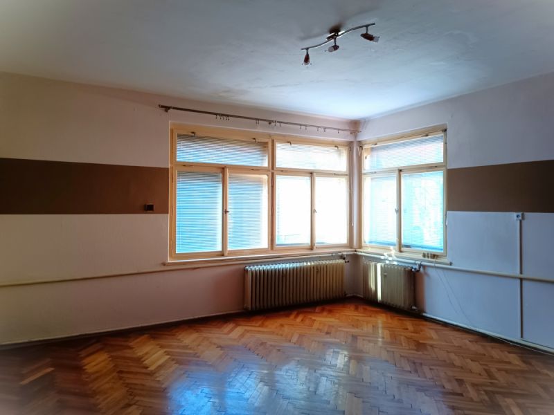 Byt 3+1 s lodžií, sklepem, kolnou a oploceným dvorem