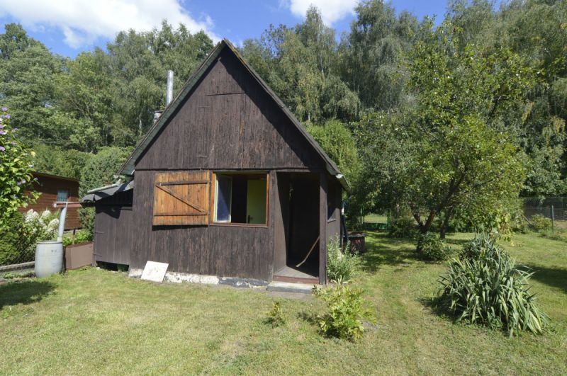 Zahrada u lesa se zahradním domkem v Týništi nad Orlicí.