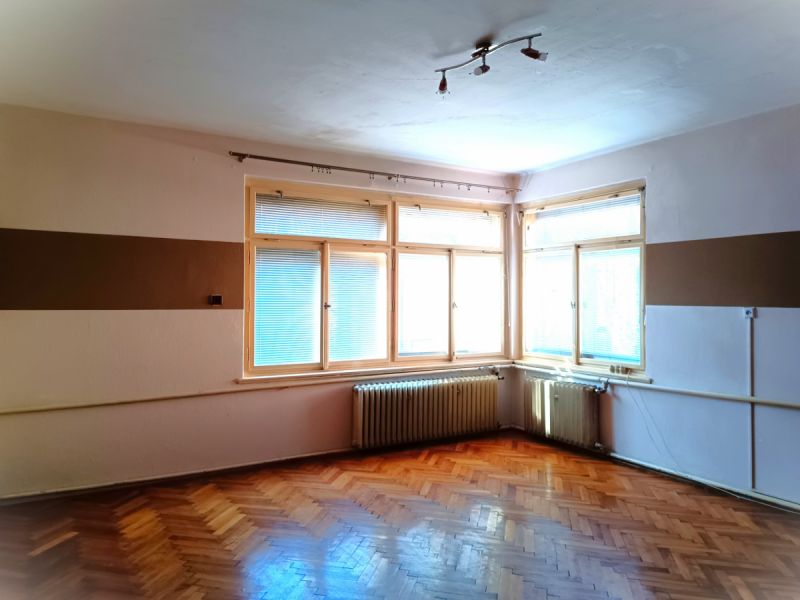 Byt 3+1 s lodžií, sklepem, kolnou a oploceným dvorem