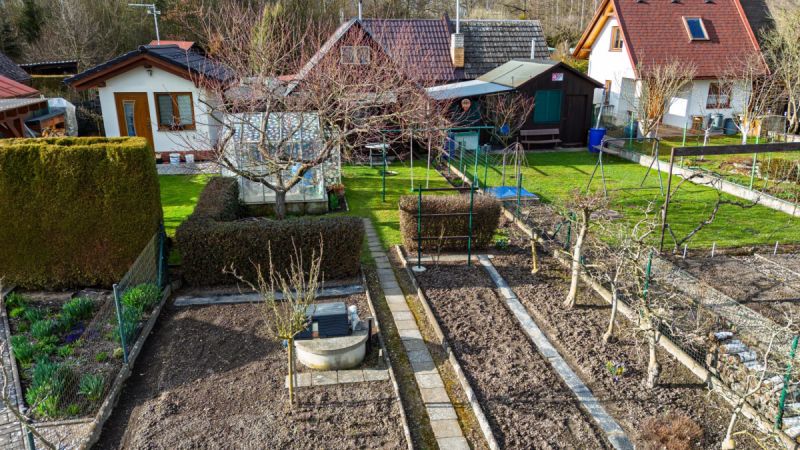 Udržovaná zahrádka se zahradní chatkou v Týništi n