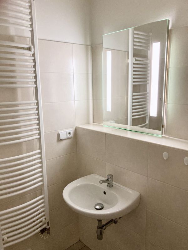 Pronájem bytu 1+kk, 29 m2 v centru Nového Města n/Met.