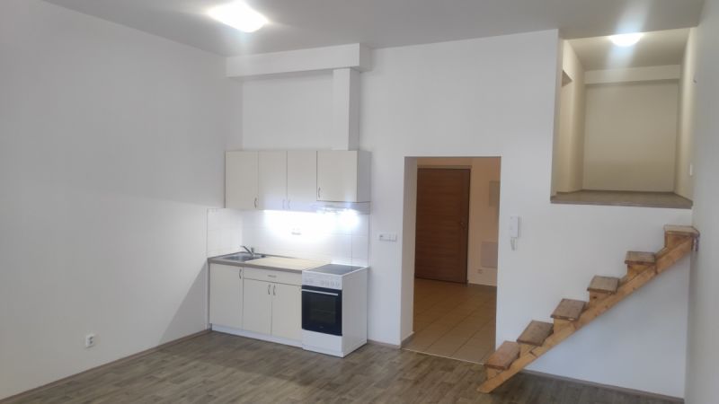 Pronájem bytu 1+kk(43m2) v Hradci Kr., Kukleny-Denisovo nám.