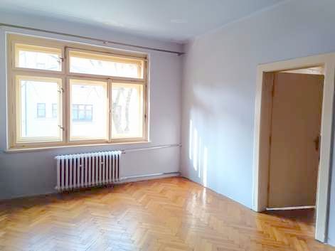 Byt 3+1 s lodžií, sklepem, kolnou a oploceným dvorem