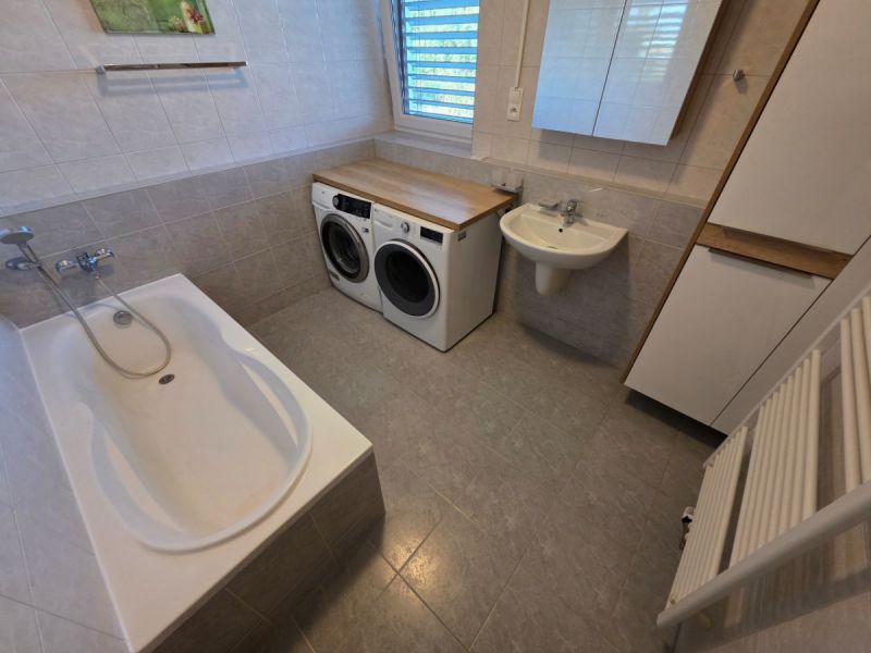 Prostorný byt 4+1 100 m&sup2;, s terasou 50 m&sup2; a garážovým stáním