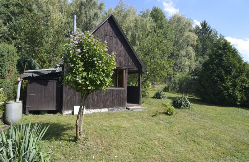 Zahrada u lesa se zahradním domkem v Týništi nad Orlicí.
