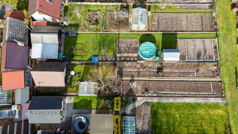 Udržovaná zahrádka se zahradní chatkou v Týništi n