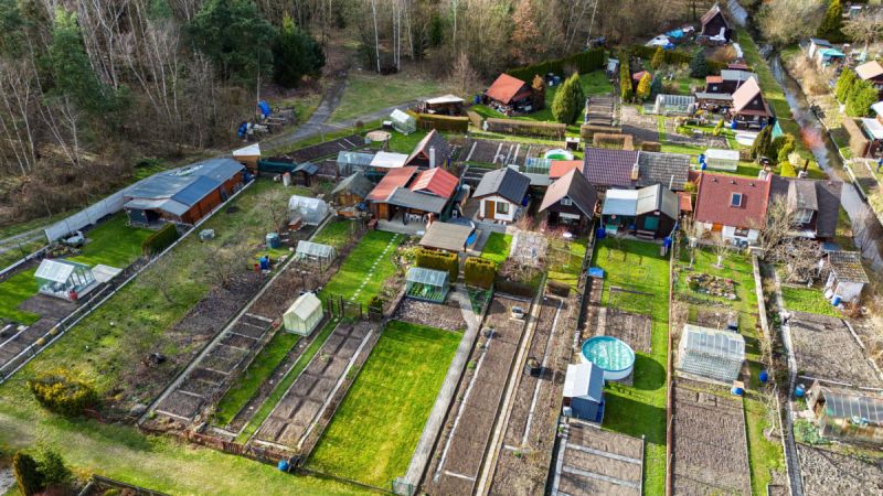 Udržovaná zahrádka se zahradní chatkou v Týništi n