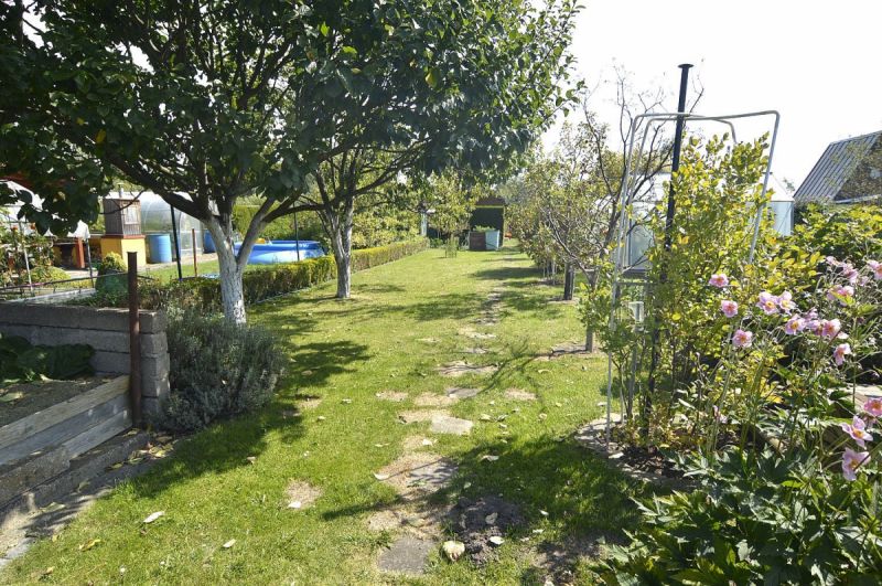 Udržovaná zahrada se zahradním domkem v Týništi na