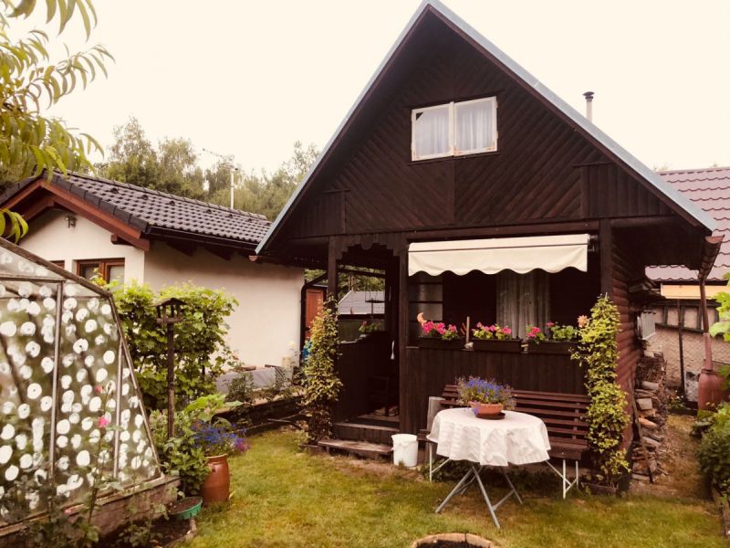 Udržovaná zahrádka se zahradní chatkou v Týništi n