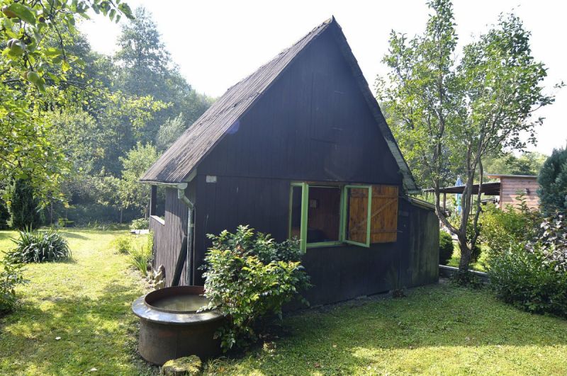 Zahrada u lesa se zahradním domkem v Týništi nad Orlicí.