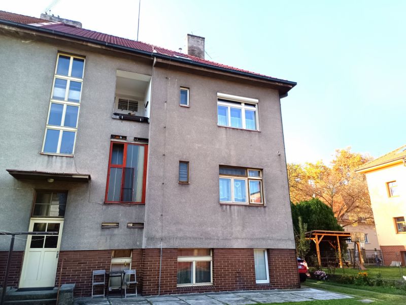 Byt 3+1 s lodžií, sklepem, kolnou a oploceným dvorem