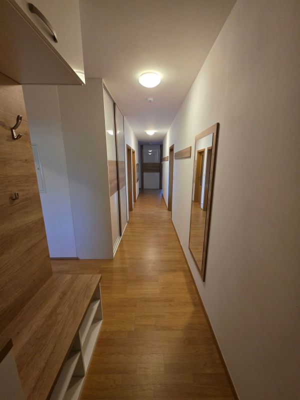 Prostorný byt 4+1 100 m&sup2;, s terasou 50 m&sup2; a garážovým stáním
