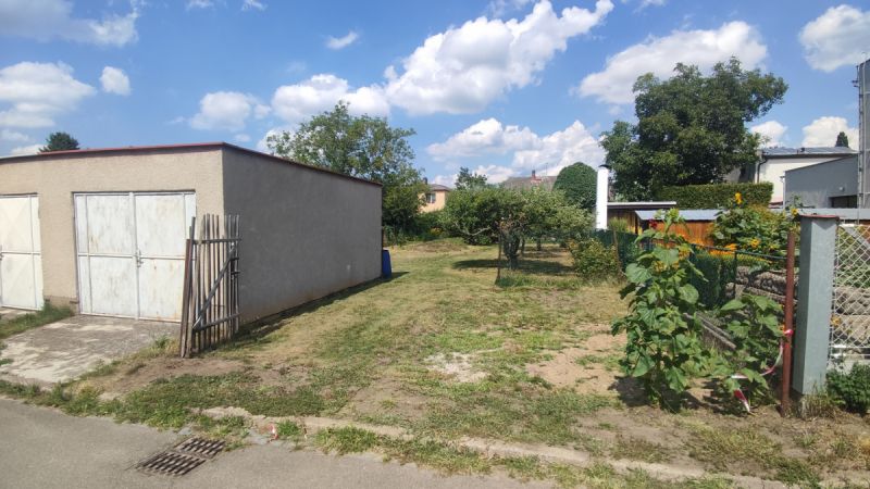 Stavební pozemek 320 m2 s garáží, Pardubice - Stud