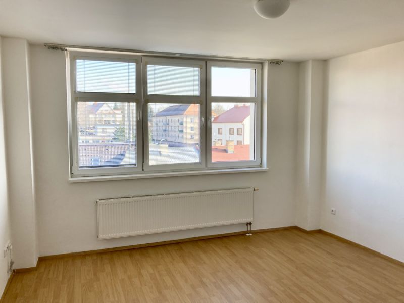 Pronájem bytu 1+kk, 29 m2 v centru Nového Města n/Met.