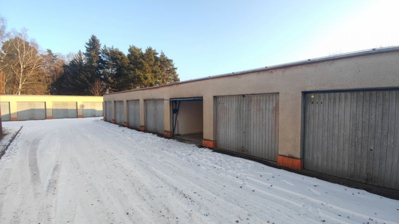 Družstevní řadová garáž v Hradci Králové - Malšovi