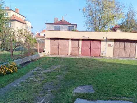 Byt 3+1 s lodžií, sklepem, kolnou a oploceným dvorem