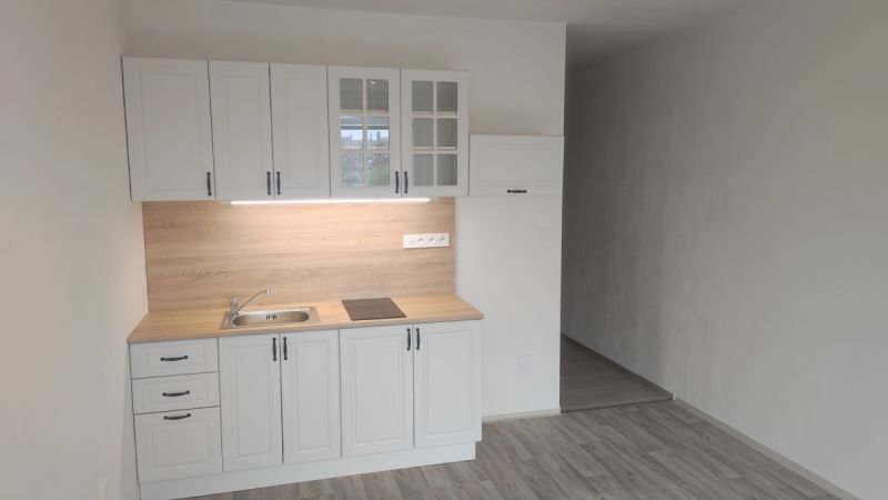 Pronájem bytu 1+0 (30m2), rekonstrukce, H.Králové 