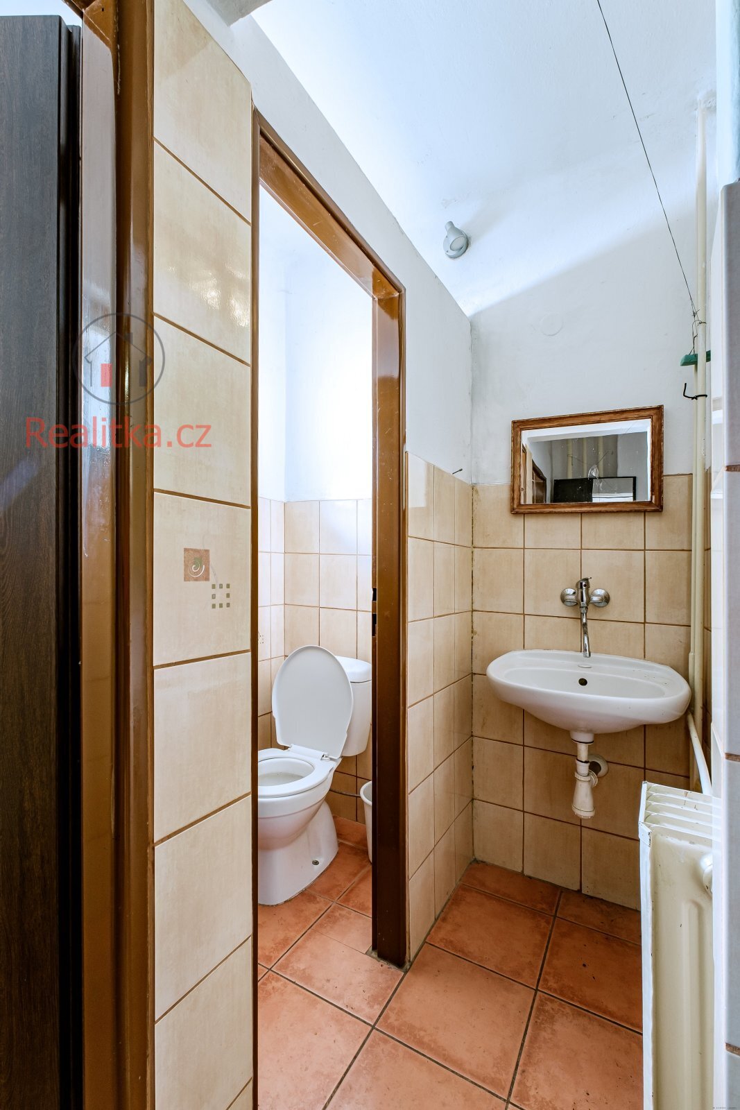 přízemí - WC + sprcha