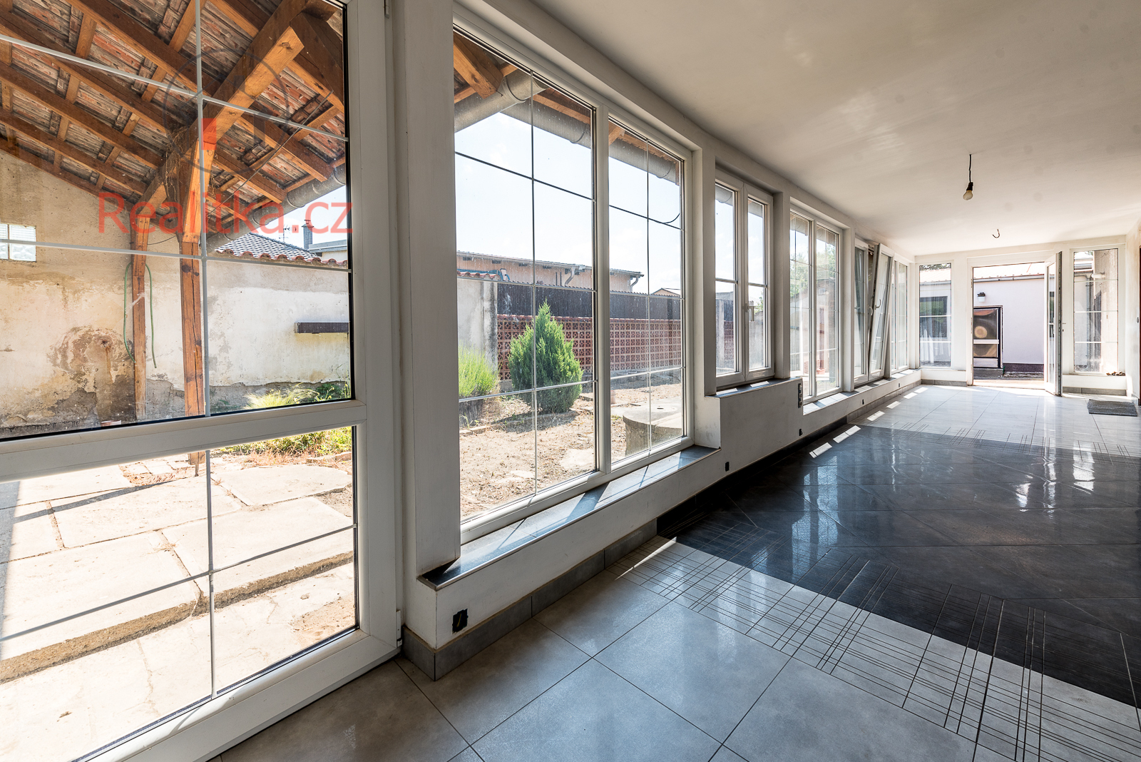 Spol.hala s pohledem do dvora - kopie.jpg