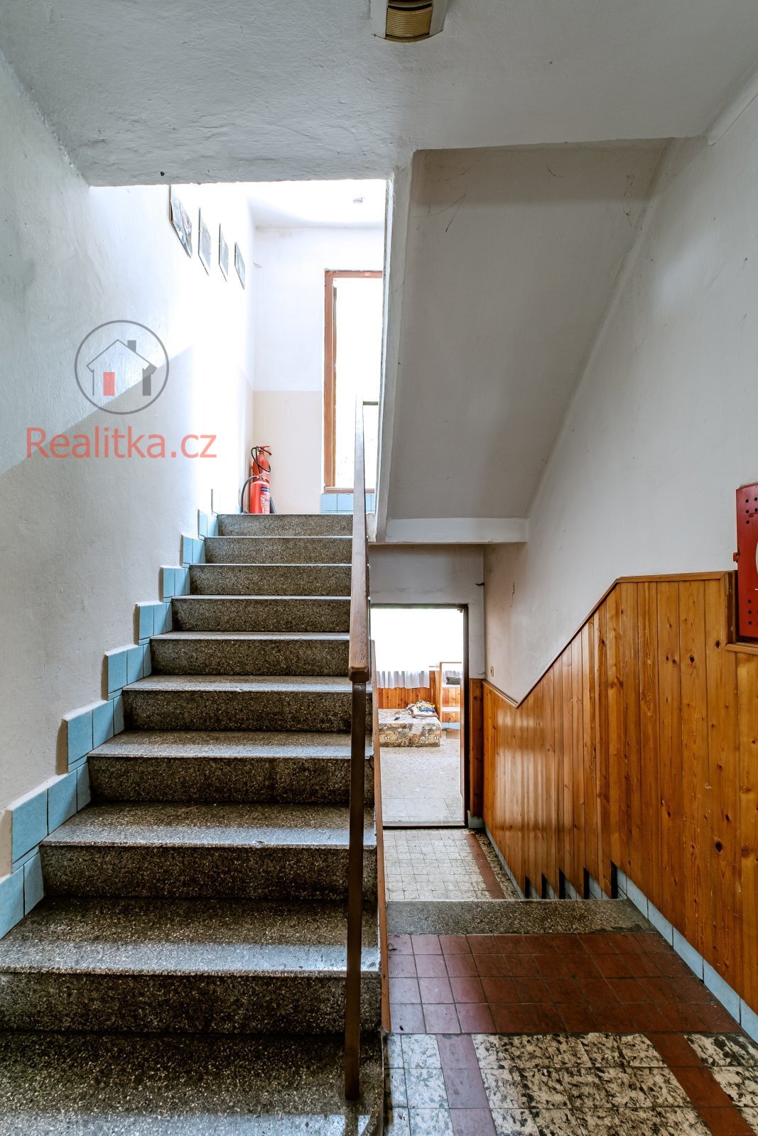 přízemí - schody do 1. patra