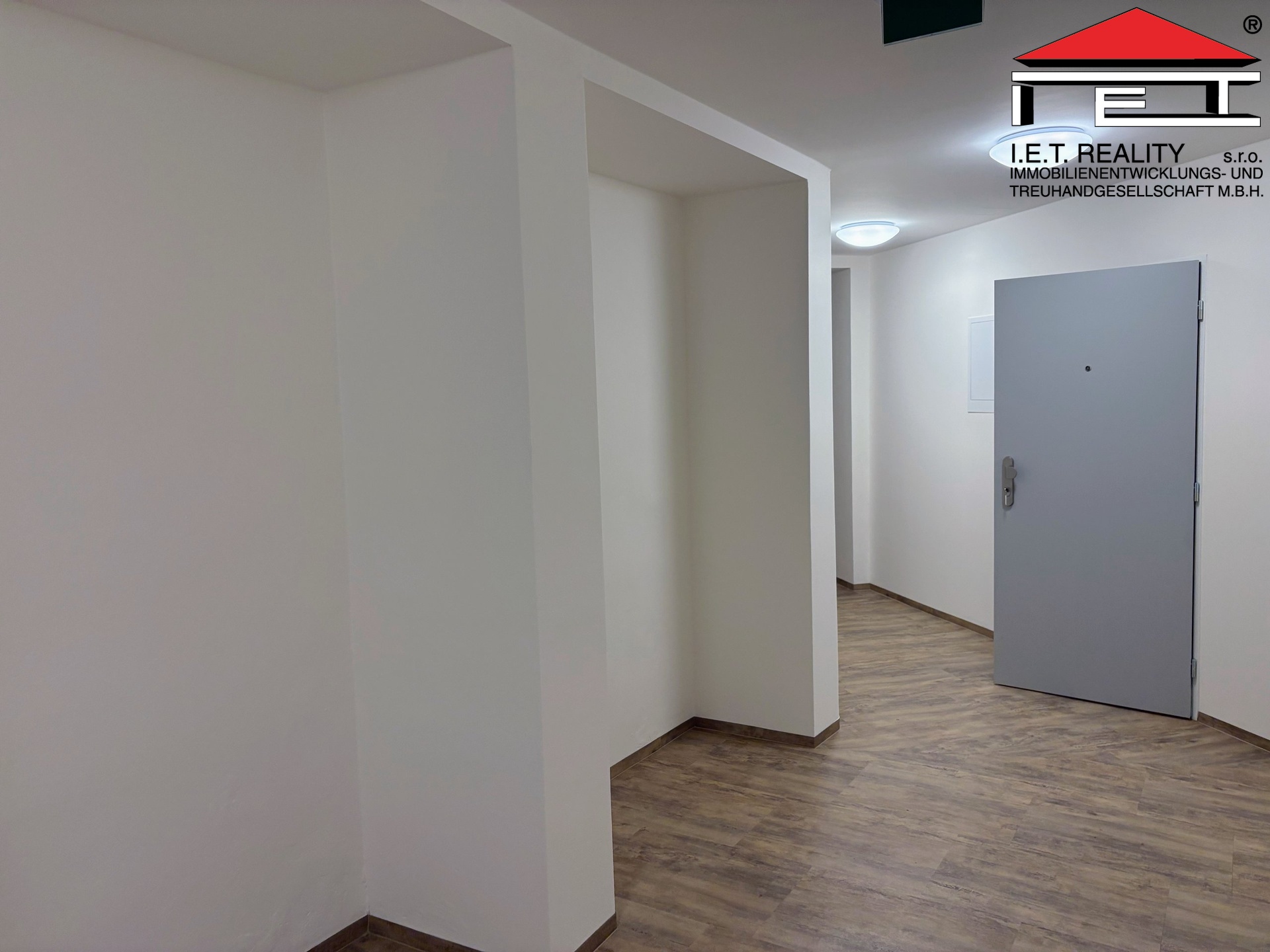 chodba s výklenky