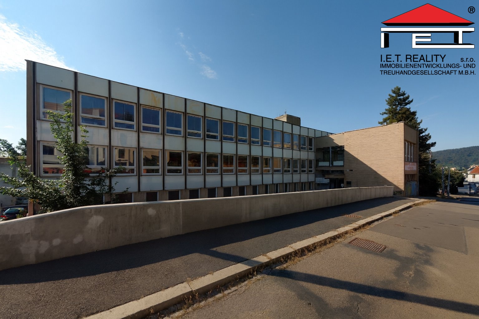 ChatGPT pohled na budovu z ulice