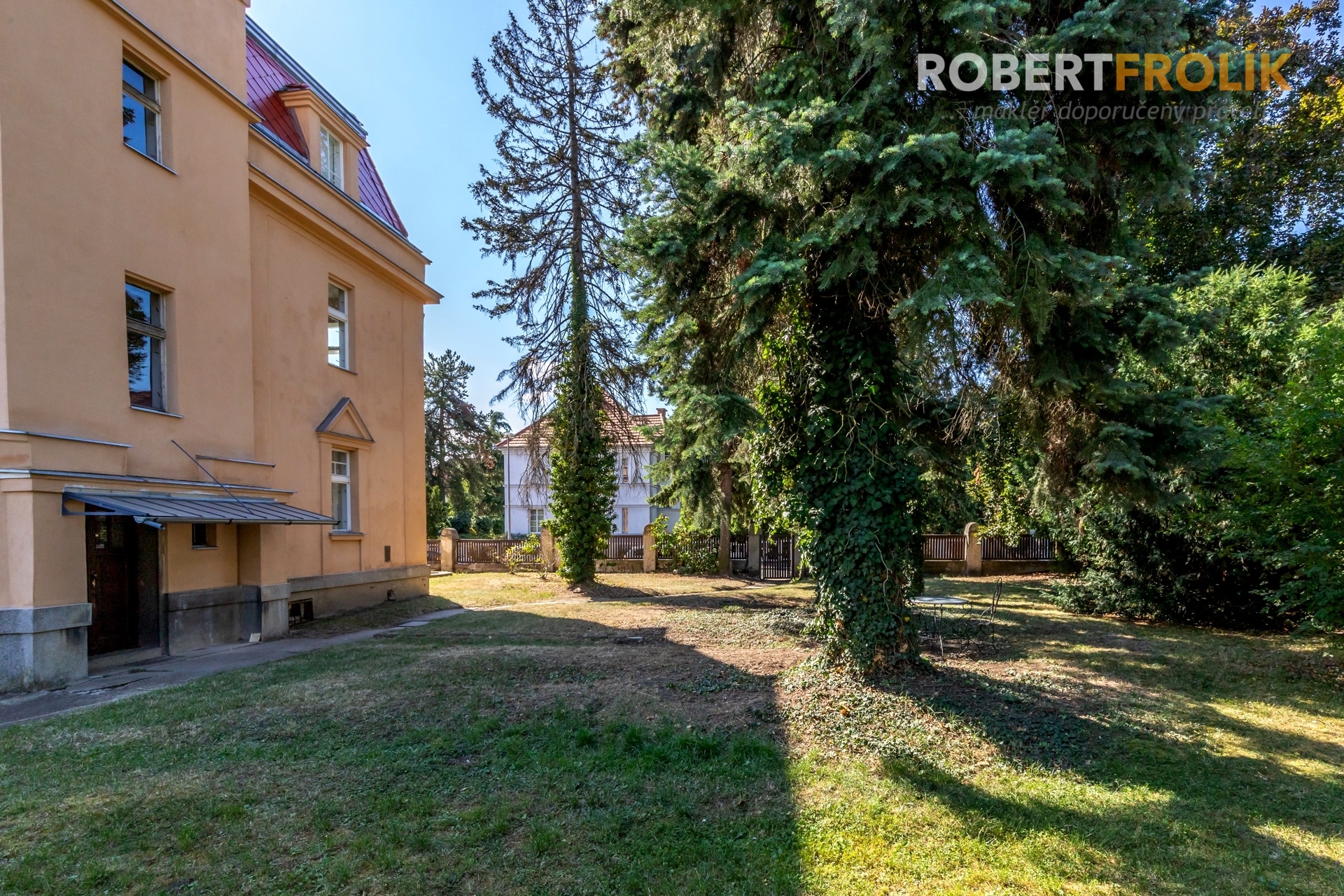 Nezařízený byt 3+1 s balkonem, ve vile se zahradou