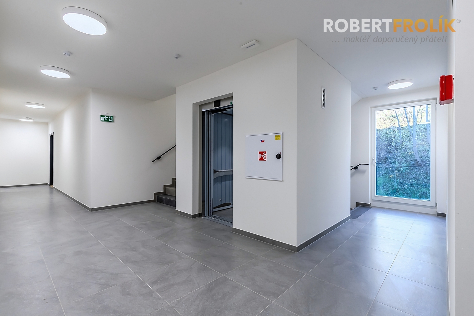 Nový byt 3+kk s balkonem a garážovým stáním - Praha 6, Lysolaje - projekt Lysolajský dvůr - chodba domu