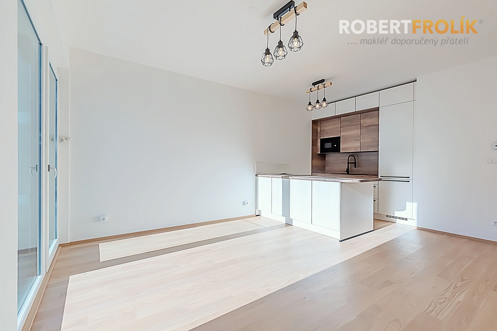 Nový byt 3+kk s balkonem a garážovým stáním - Praha 6, Lysolaje - projekt Lysolajský dvůr - obývák s kuchyňským koutem