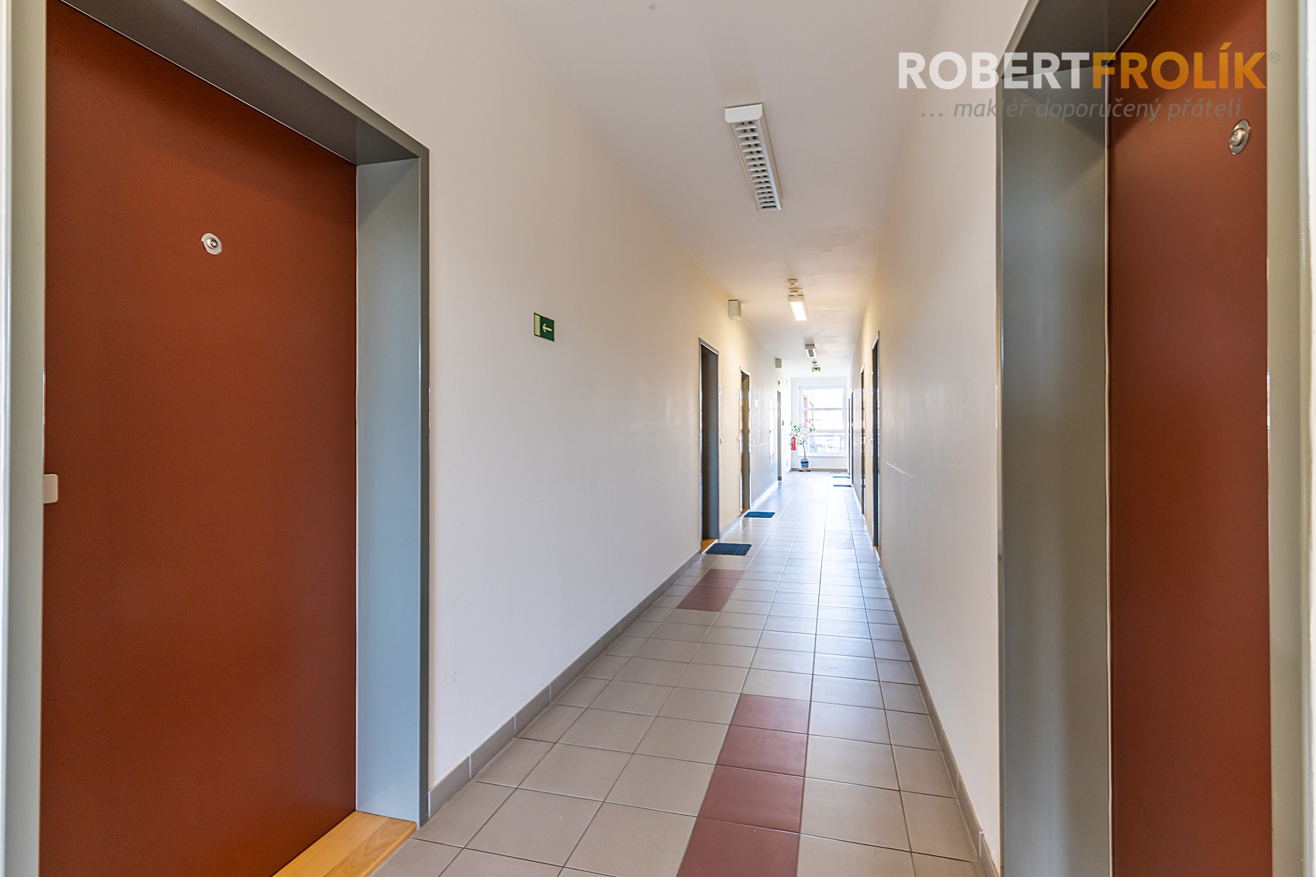 Nezařízený byt 2+kk s balkonem a garážovým stáním - Praha 9, Vysočany - Freyova - Residence Eliška - chodba před bytem