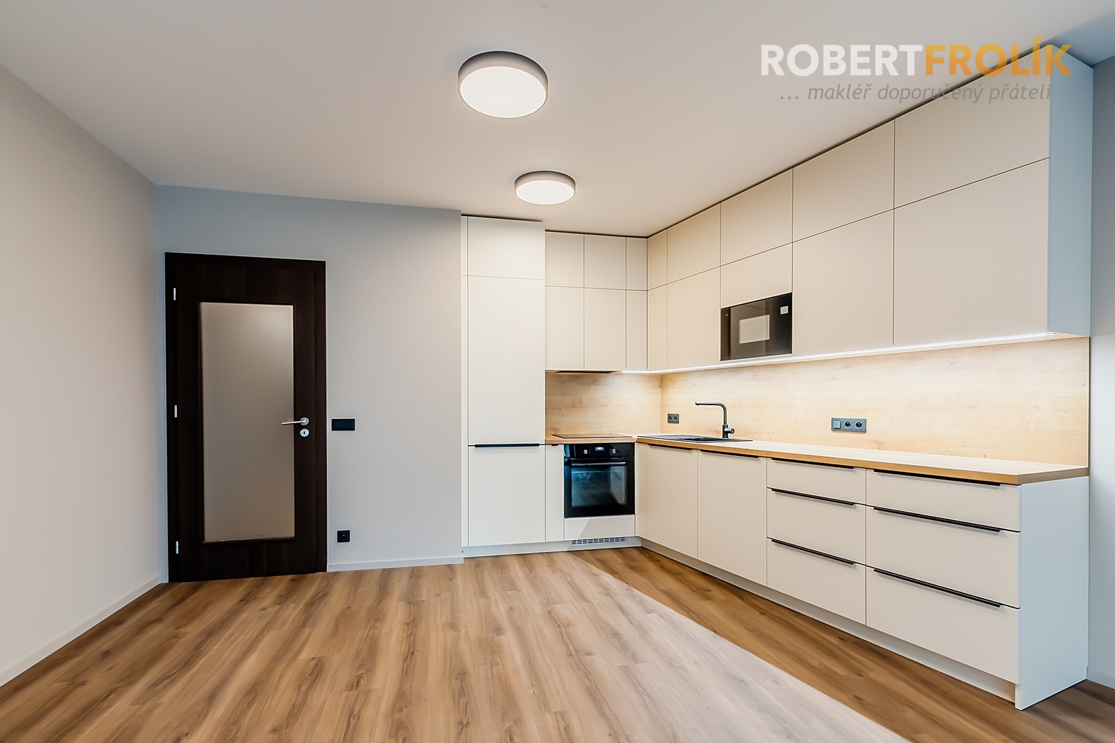 Nezařízený byt 3+kk s balkonem a garážovým stáním - Praha 5, Košíře - ul. Starokošířská - projekt Starokošířská Avenue - obývák s kuchyňským koutem