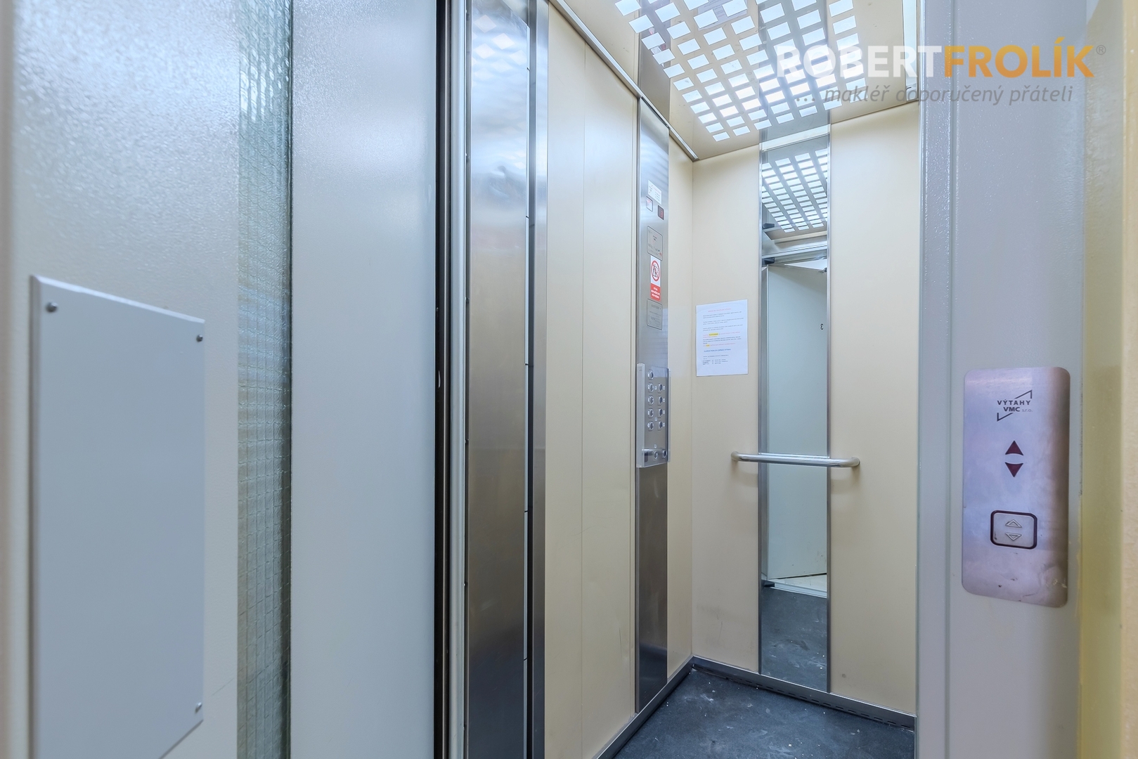 Částečně zrekonstruovaný byt 3+kk s lodžií - Praha