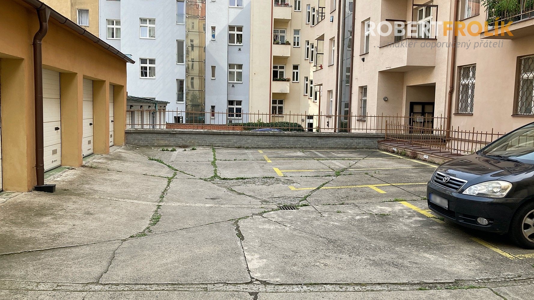 parkovací místo ve dvoře - Praha 6, Bubeneč - ul. 