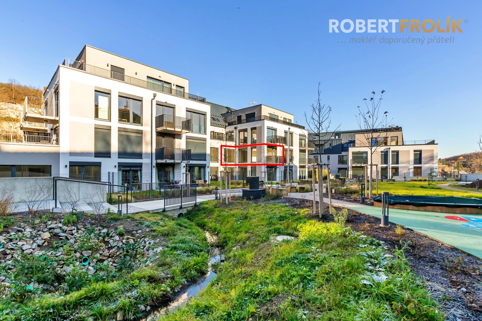 Nový byt 3+kk s balkonem a garážovým stáním - Praha 6, Lysolaje - projekt Lysolajský dvůr - pohled na dům