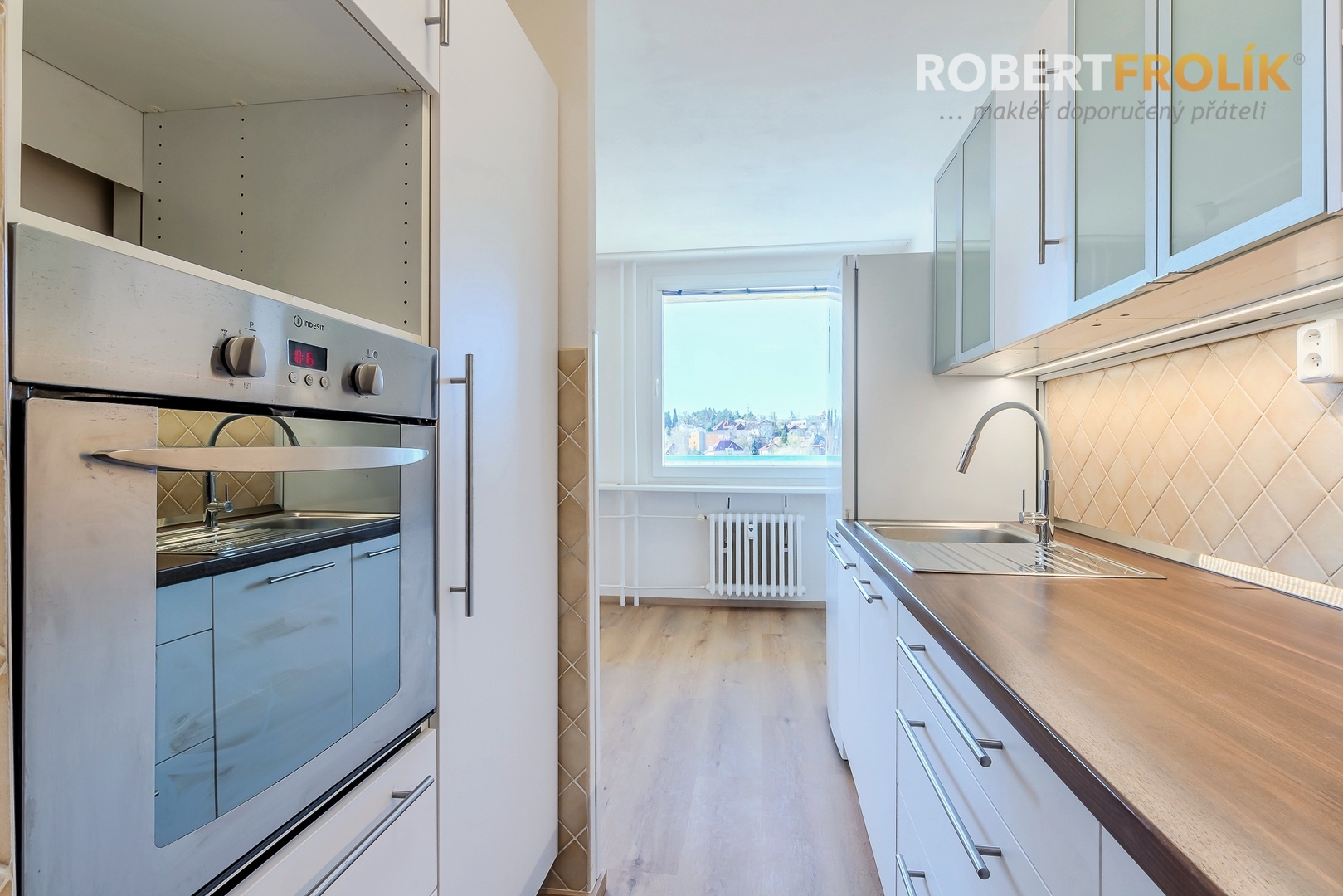 Částečně zrekonstruovaný byt 3+kk s lodžií - Praha