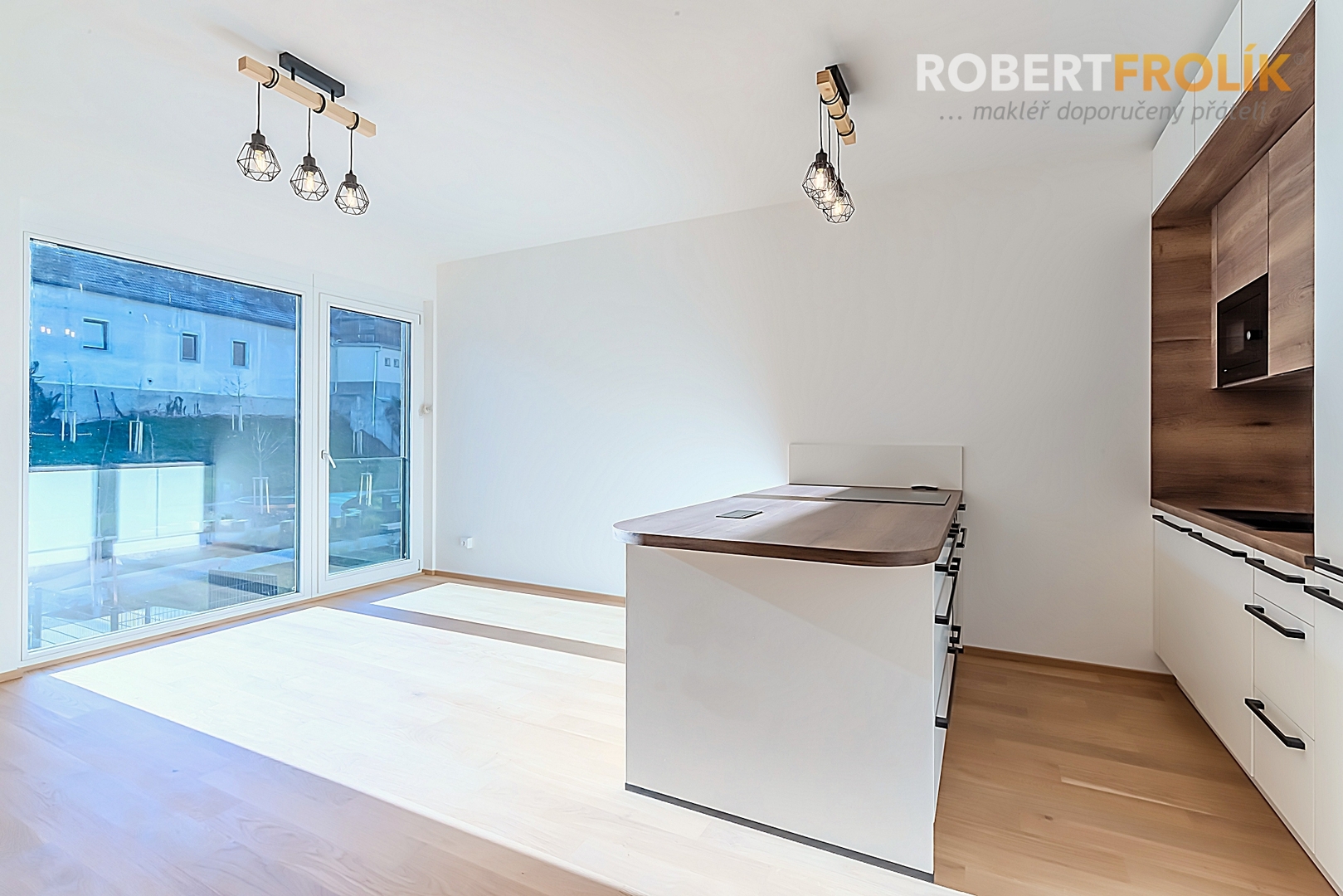 Nový byt 3+kk s balkonem a garážovým stáním - Praha 6, Lysolaje - projekt Lysolajský dvůr - obývák s kuchyňským koutem