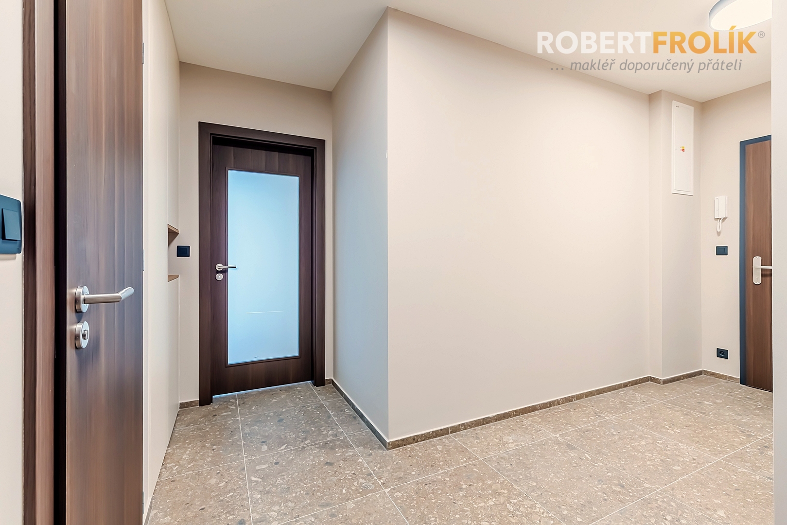 Nezařízený byt 3+kk s balkonem a garážovým stáním - Praha 5, Košíře - ul. Starokošířská - projekt Starokošířská Avenue - chodba