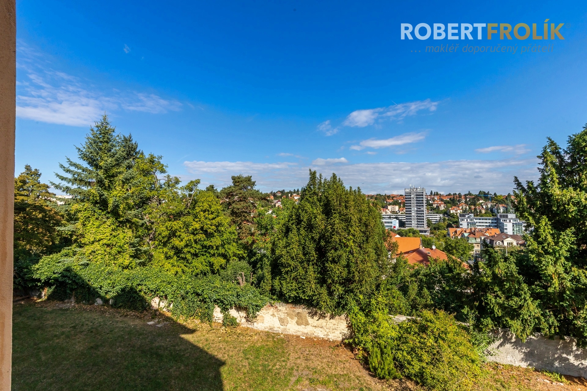 Nezařízený byt 3+1 s balkonem, ve vile se zahradou