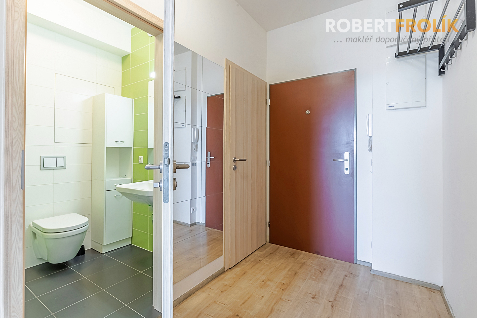 Nezařízený byt 2+kk s balkonem a garážovým stáním - Praha 9, Vysočany - Freyova - Residence Eliška - vstupní chodba