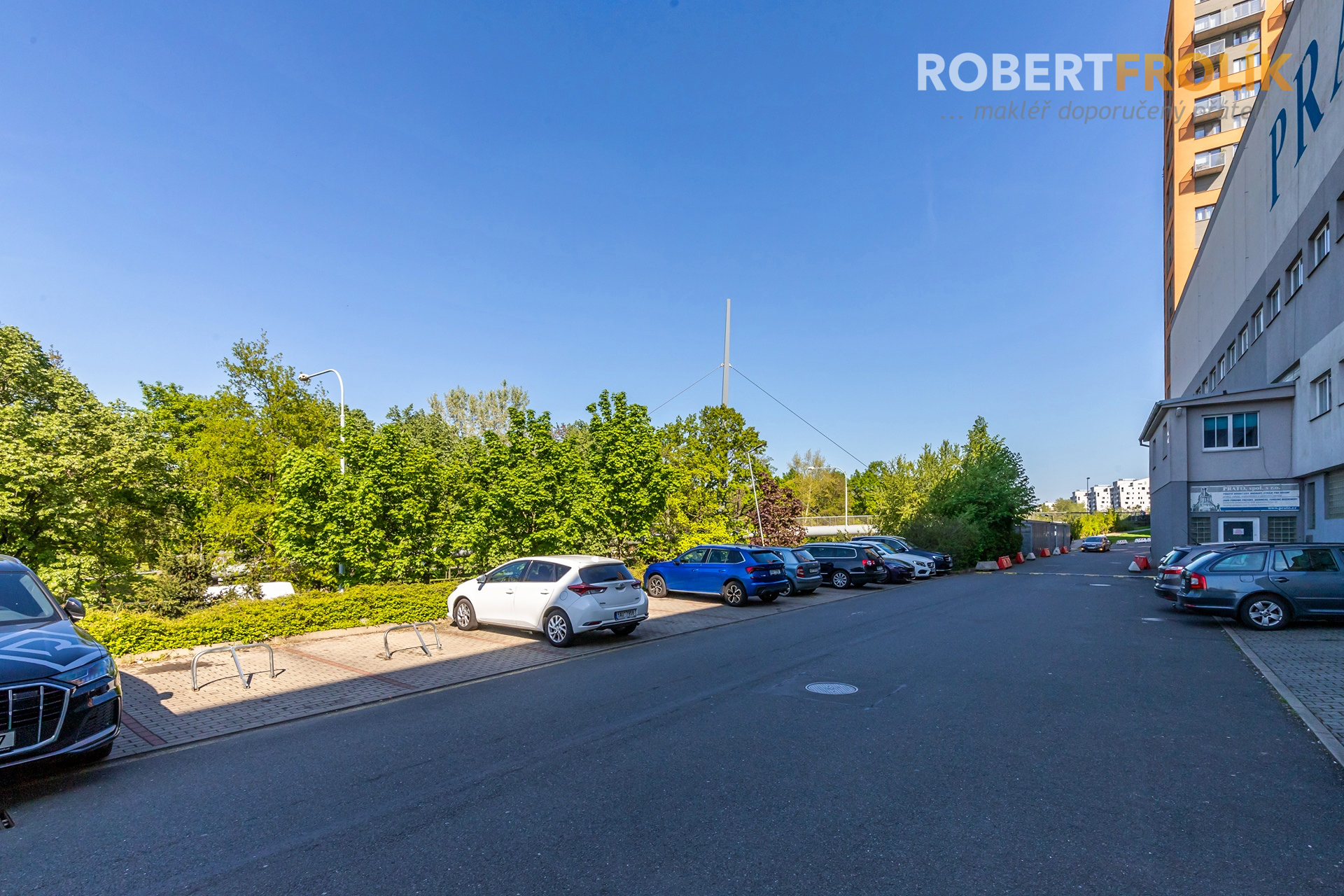 Nezařízený byt 2+kk s balkonem a garážovým stáním - Praha 9, Vysočany - Freyova - Residence Eliška - parking