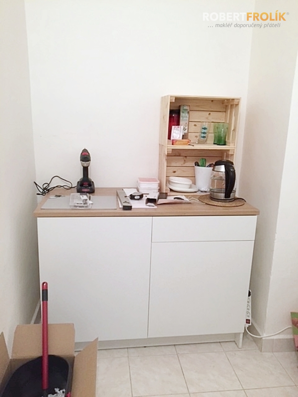 Nebytový prostor k pronájmu - Praha 6, Bubeneč - Eliášova - současný stav - kuchyňka
