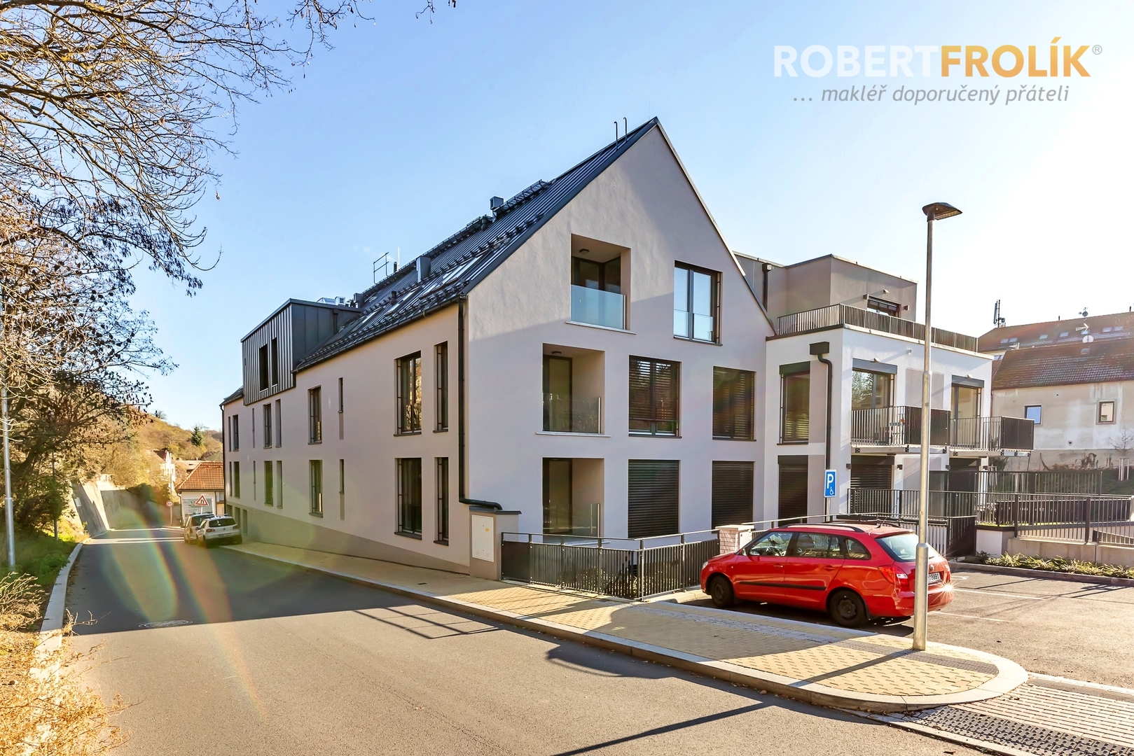 Nový byt 3+kk s balkonem a garážovým stáním - Praha 6, Lysolaje - projekt Lysolajský dvůr - pohled na dům