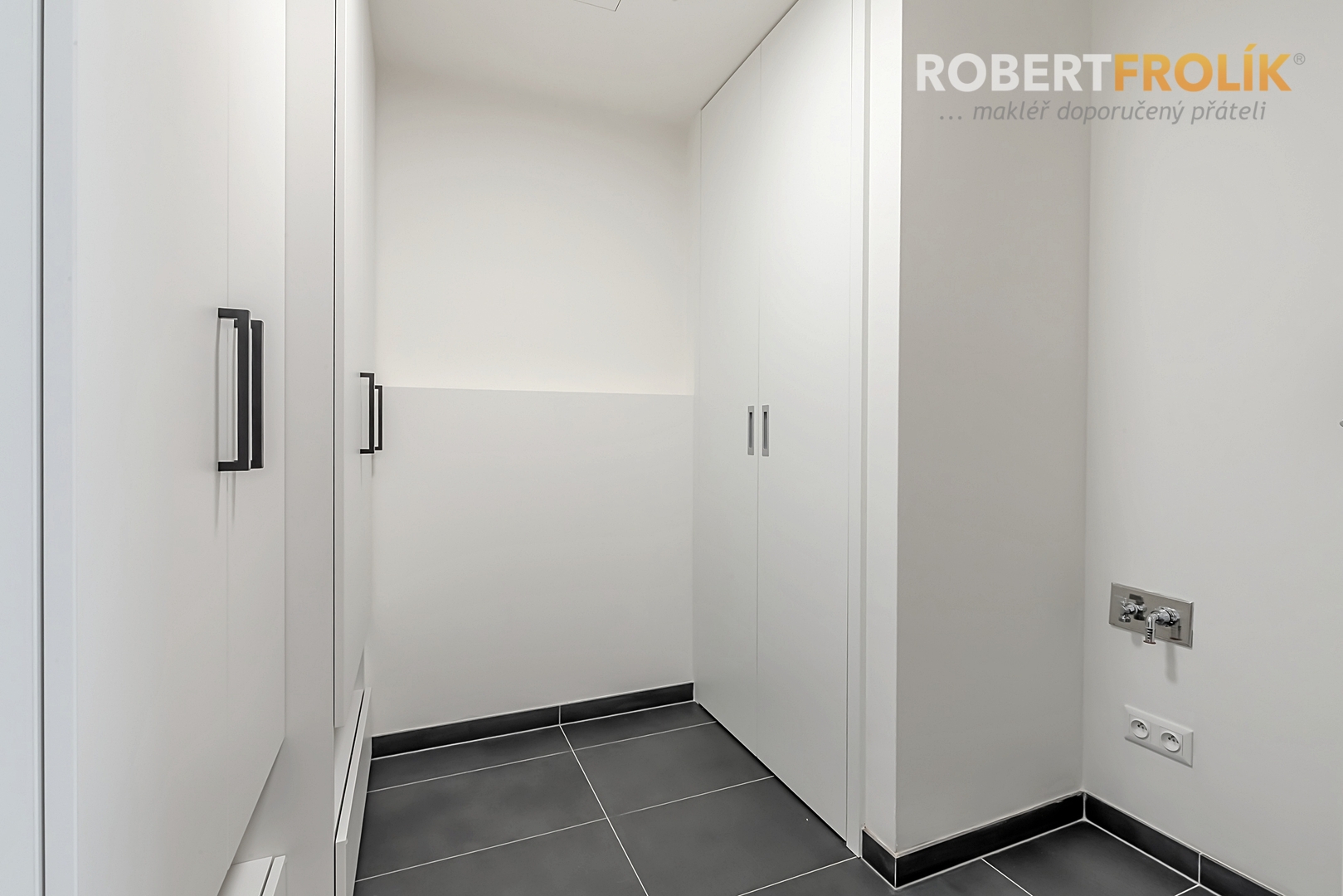 Nový byt 3+kk s balkonem a garážovým stáním - Praha 6, Lysolaje - projekt Lysolajský dvůr - šatna