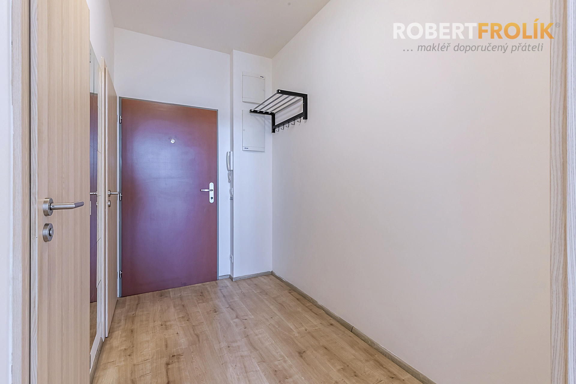 Nezařízený byt 2+kk s balkonem a garážovým stáním - Praha 9, Vysočany - Freyova - Residence Eliška - vstupní chodba