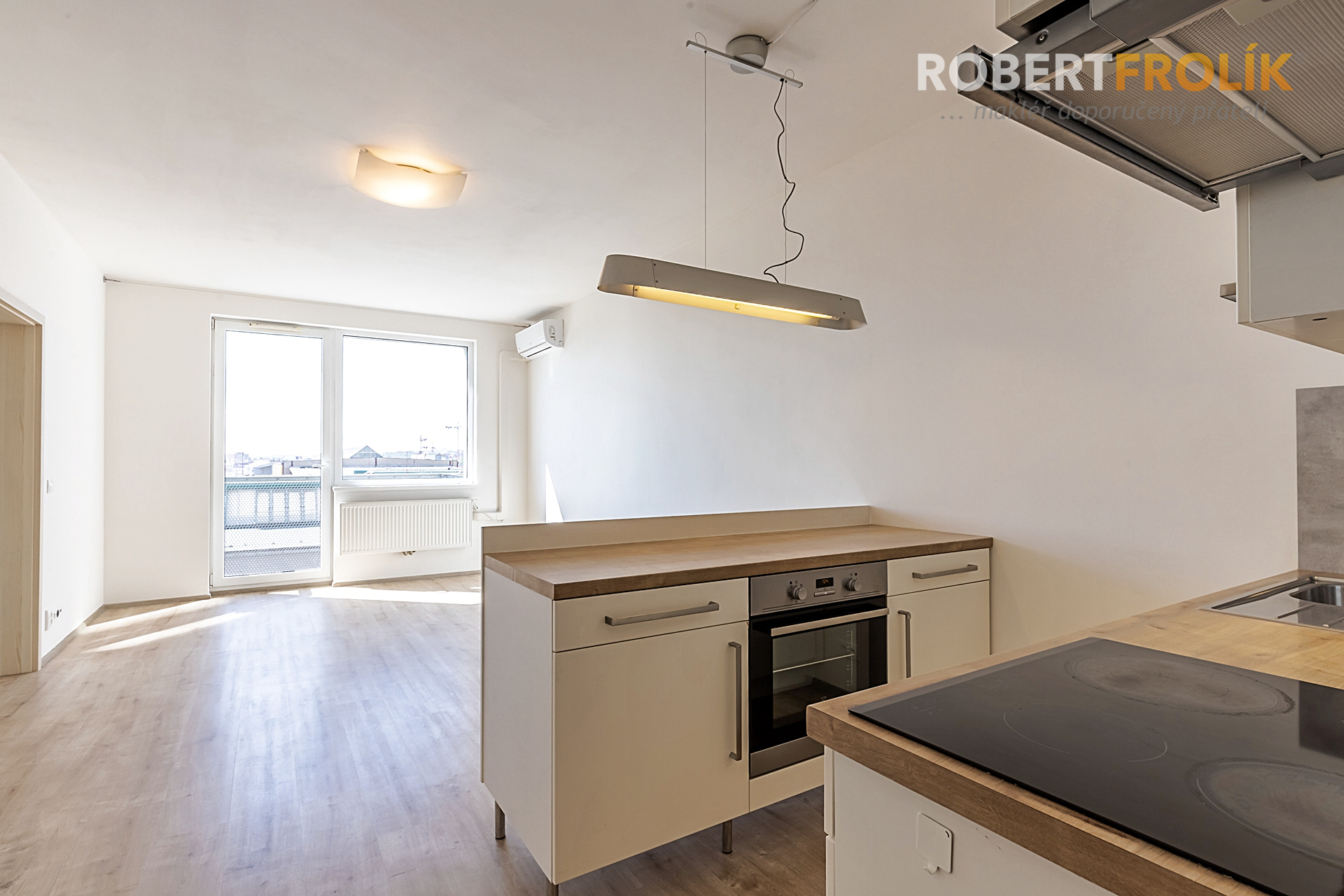 Nezařízený byt 2+kk s balkonem a garážovým stáním - Praha 9, Vysočany - Freyova - Residence Eliška - obývák