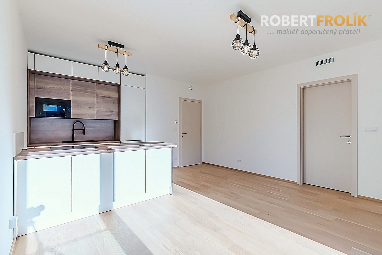 Nový byt 3+kk s balkonem a garážovým stáním - Praha 6, Lysolaje - projekt Lysolajský dvůr - obývák s kuchyňským koutem